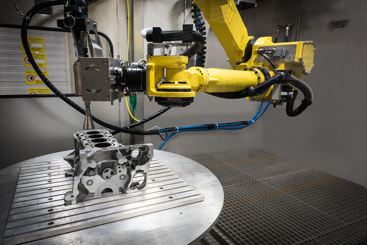Robotergestütztes Hochdruckwasserstrahlentgraten für das gezielte Entgraten und Reinigen komplexer Bauteile mit Bohrungen, Kanälen und Funktionsbereichen.