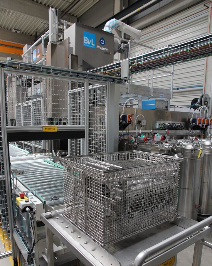 Cleaning engine components in washing baskets
