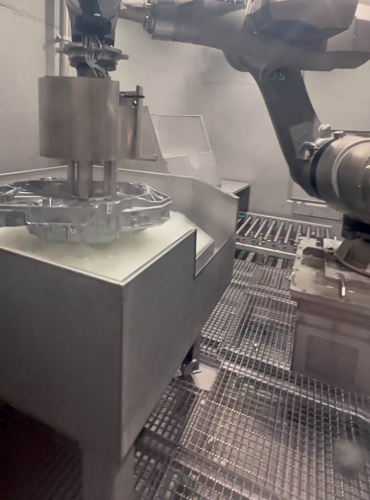  Modernes und zuverlässiges Roboterhandling der Schwungradgehäuse im Reinigungsprozess