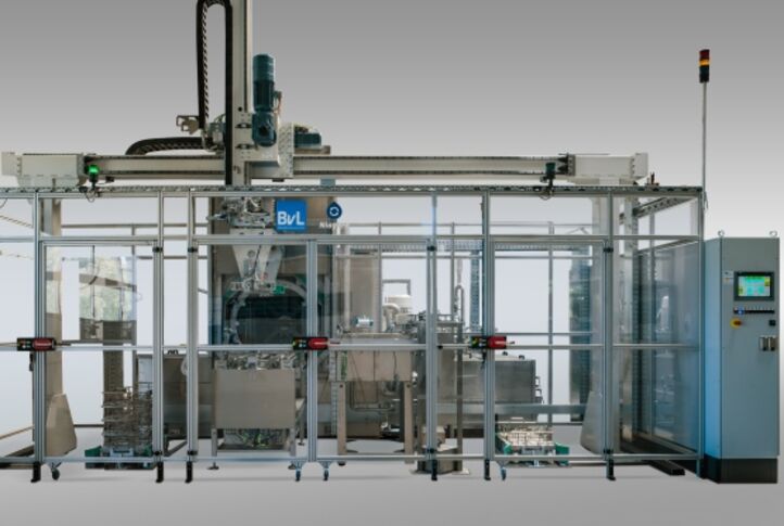 Gantry solution for unattended, reliable operation of the BvL Niagara basket washing system