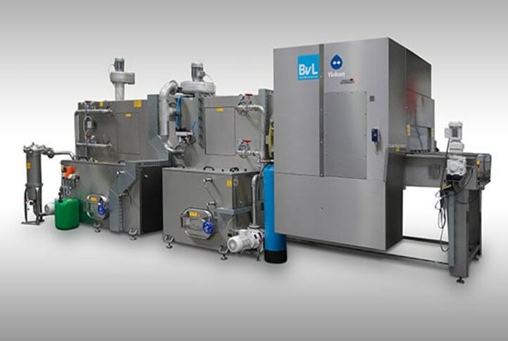 At the customer site, the BvL cleaning system was seamlessly integrated into a fully automated production process with a pick and place system