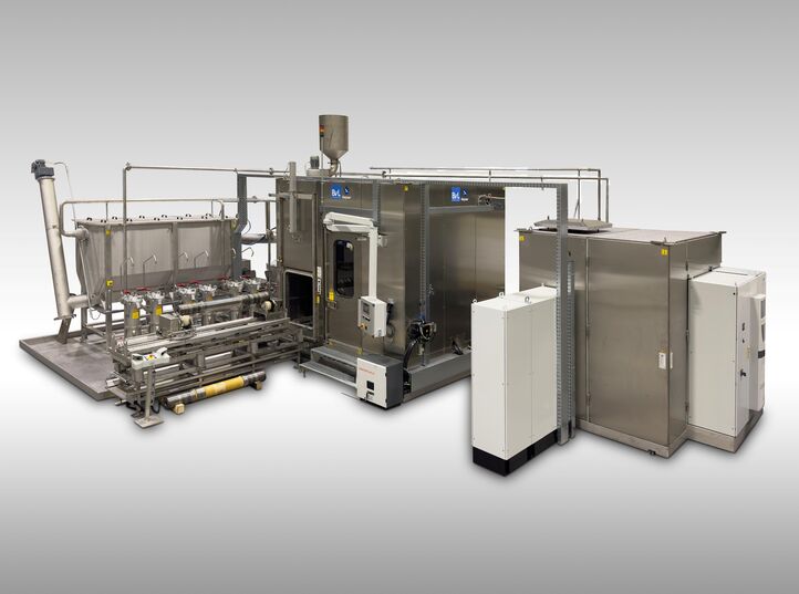 Vollautomatisierte Reinigungs- und Entlackungsanlage mit Roboter für Schlagschutz auf Radsatzwellen