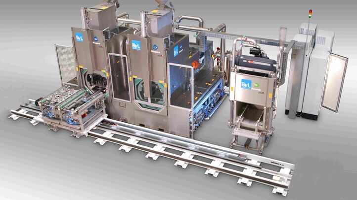 Fully automated cleaning with shuttle system