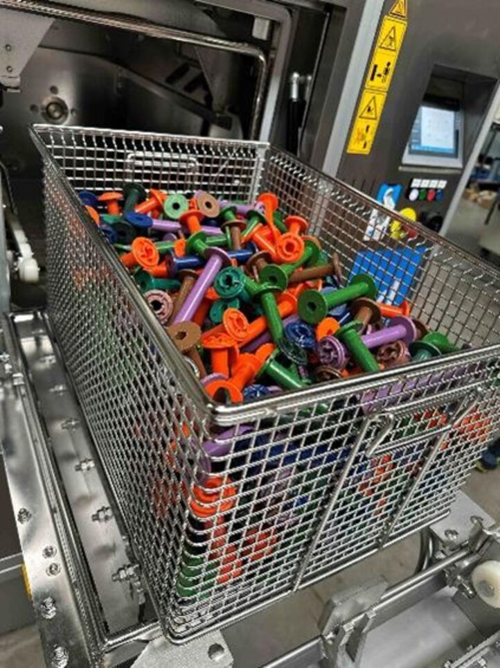 Cleaning and drying plastic parts in bulk in a washing basket