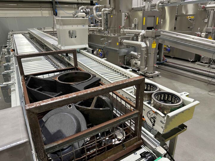Yukon bearing washing system for housings and cylindrical or tapered roller bearings enables safe handling without mixing up bearing sets