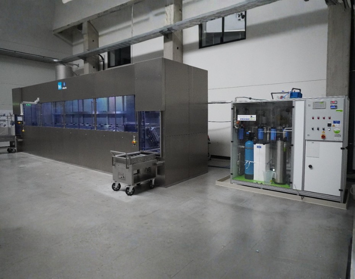 Hohe Spülqualität für die High Purity Reinigung: Probereinigungen im BvL Technologiecenter mit der Reinigungsanlage Atlantic und einer Reinstwasseraufbereitungsanlage (EnviroFalk)